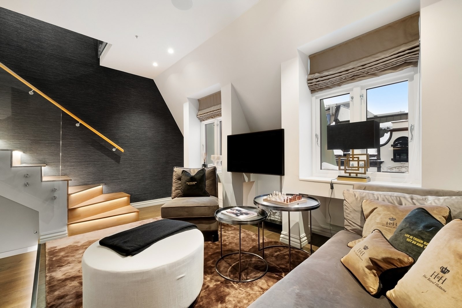 Stue med trapp opp til soverom, bad og balkong Galleribilde