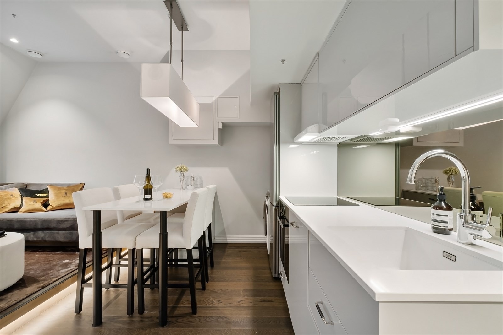 Kjøkken i åpen løsning mot stue/spisestue Galleribilde