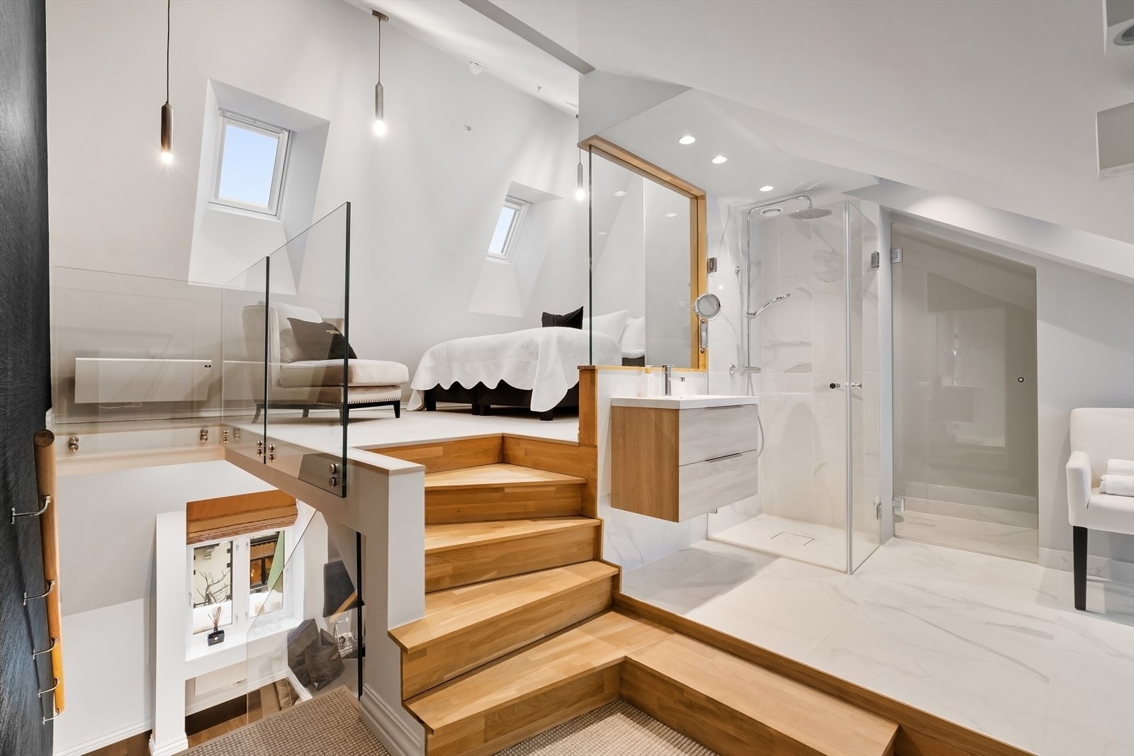 Trapp opp til soverom, bad og balkong Galleribilde