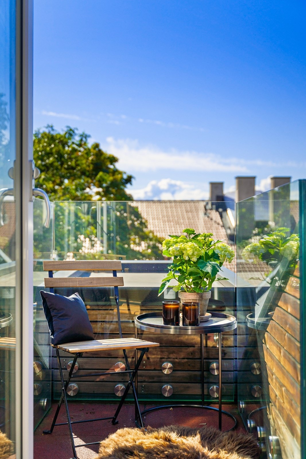 Hyggelig balkong med utgang fra bad Galleribilde