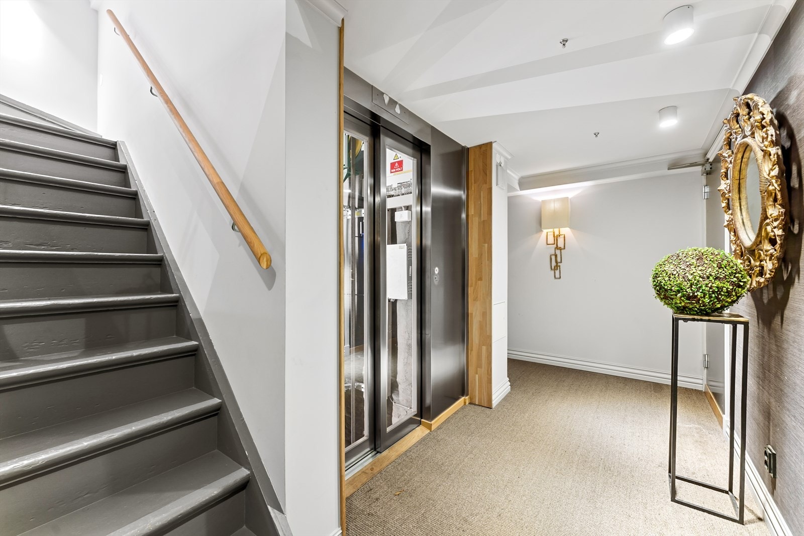 Leiligheten er over to plan. Den har innvendig trapp, men man kan også gå inn i den øverste etasjen fra trapp i gang da leiligheten er to innganger, en i hver etasje Galleribilde