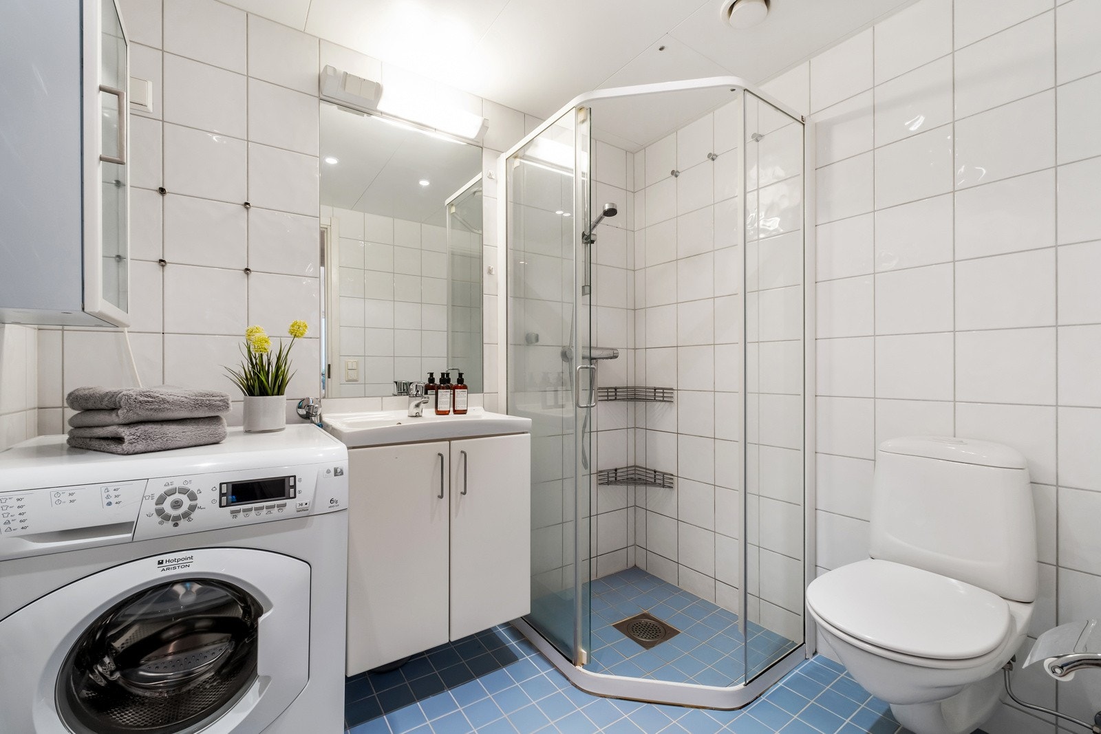 Praktisk baderom med downlights i himling, gulvvarme og flislagte overflater. Galleribilde