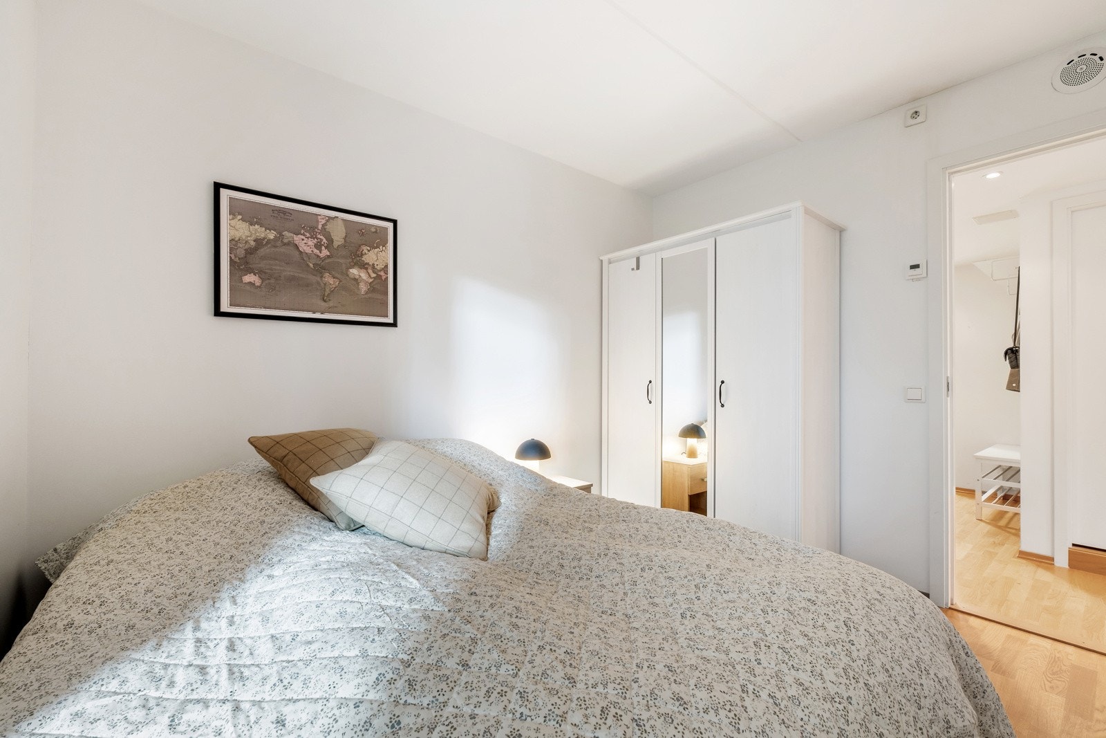 Med god plass til diverse soveromsmøblement med dobbeltseng med tiltenkt nattbord. Galleribilde