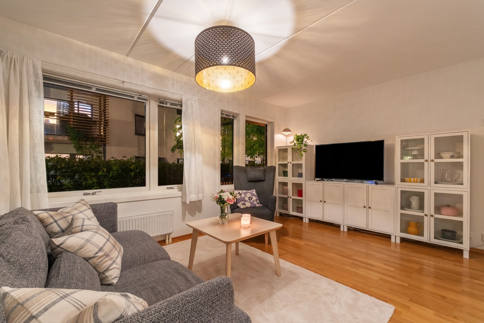 Stue med store vindusflater og utgang til balkong. Galleribilde