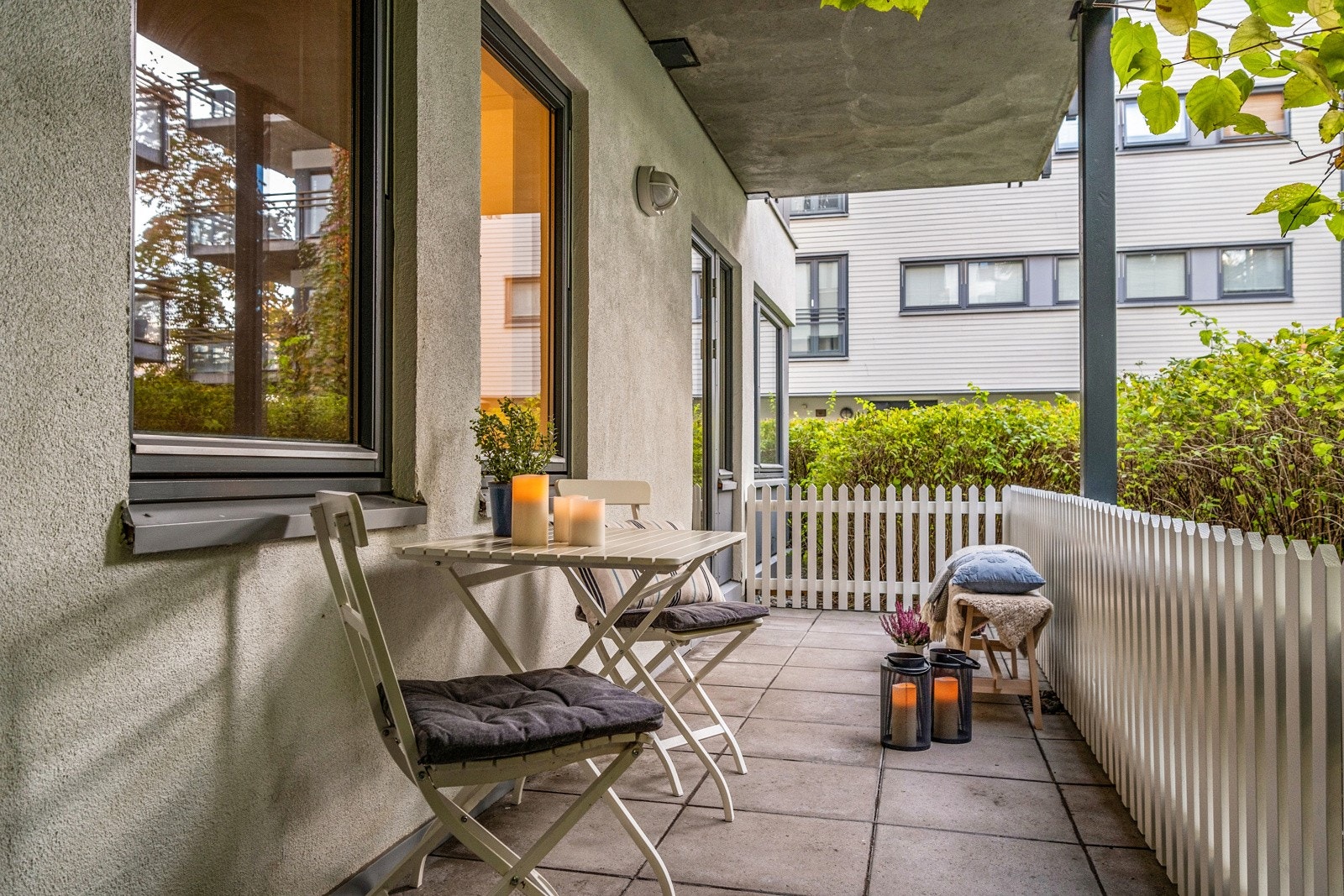 Uteplassen har god plass til ulike sittegruppe, grill og beplantninger. Galleribilde