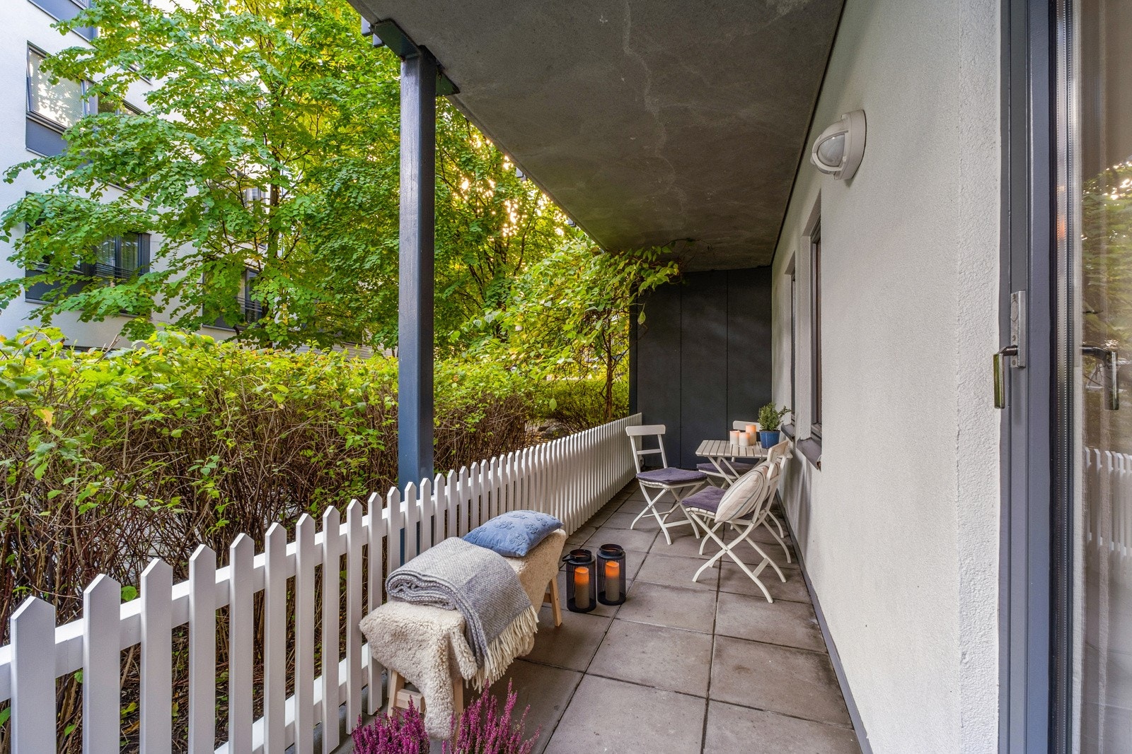 Balkongen er overbygd, har utelys og stikkontakt på veggen. Galleribilde