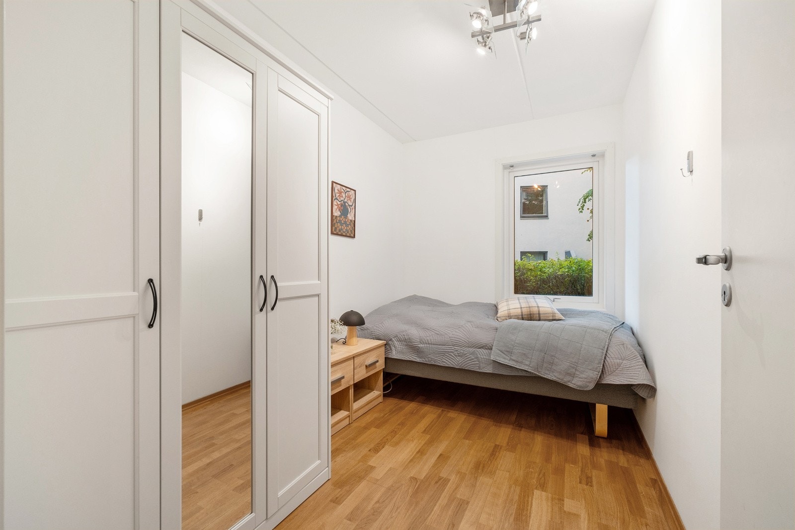 Ett av soverommene kan fint benyttes som barnerom, gjesterom eller kontor. Galleribilde