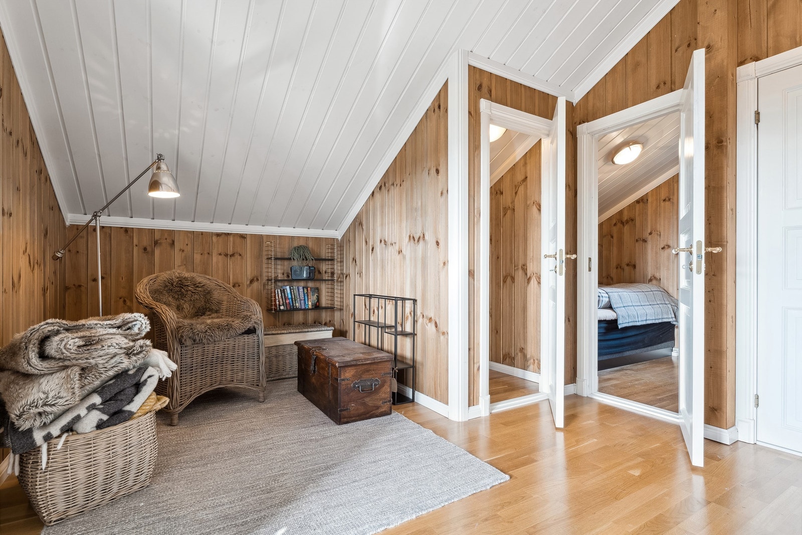 Her oppe er det også to soverom og et toalettrom med parkettgulv Galleribilde
