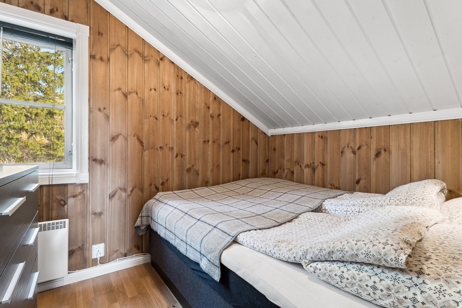 Soverom 4 - Begge rom med bred seng og kommode Galleribilde