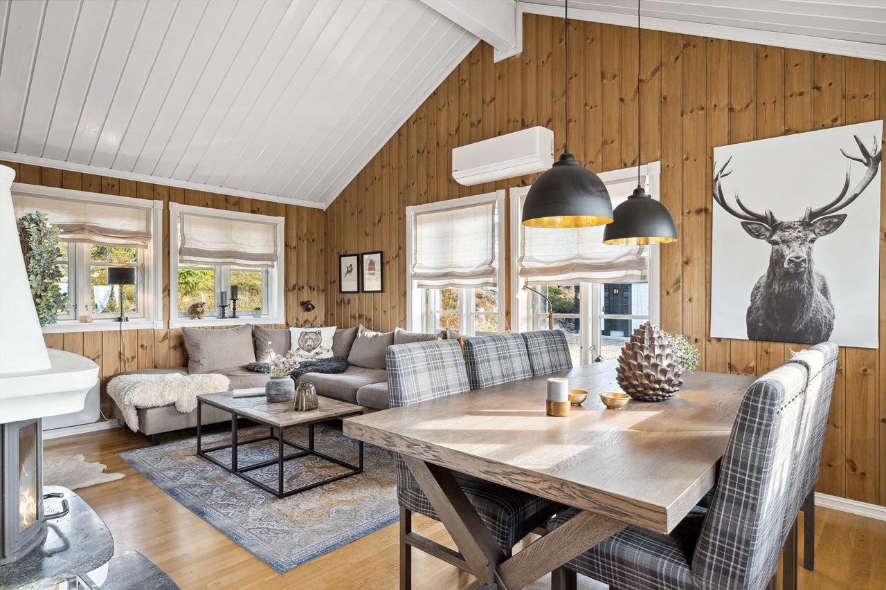 Intim stue med god takhøyde Galleribilde