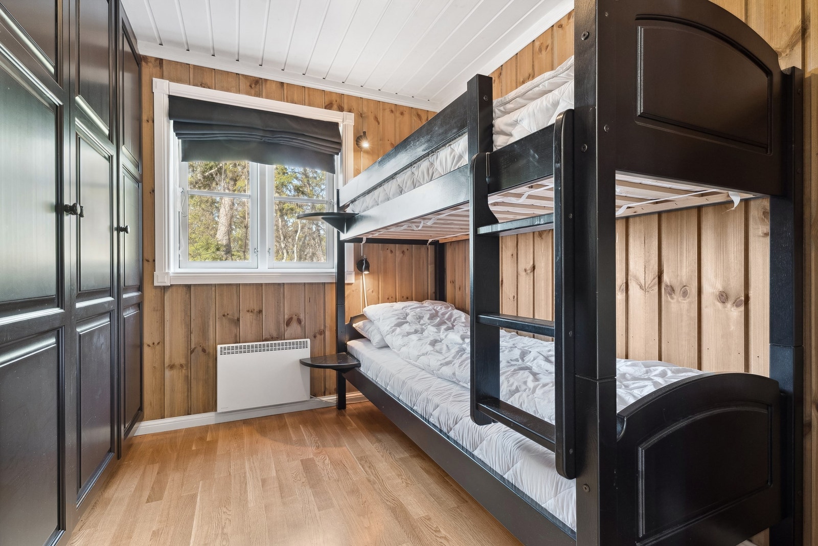 Soverom 2 - med romslig garderobeskap Galleribilde