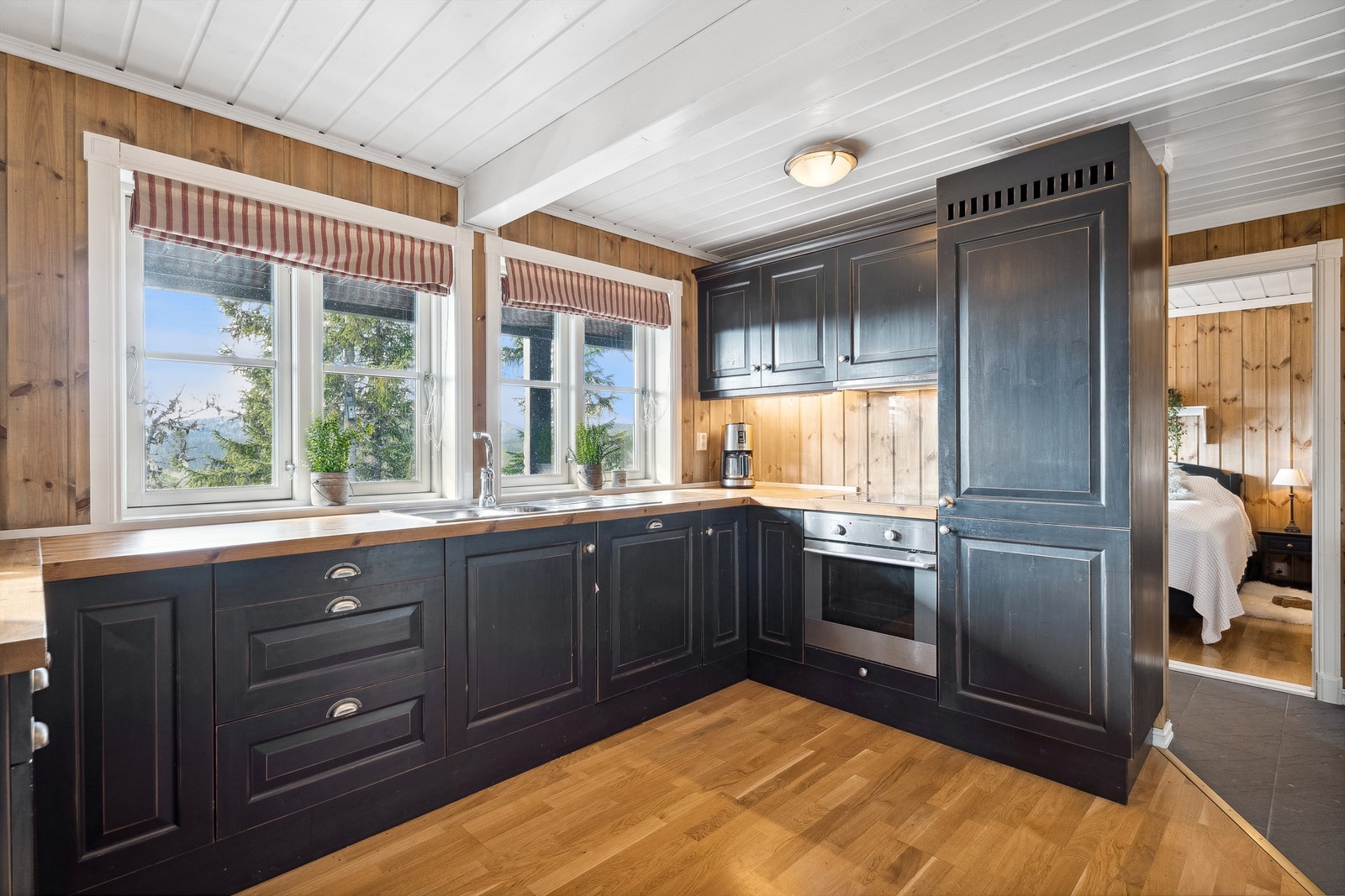 Heltre kjøkkeninnredning med integrerte hvitevarer - God arbeidsyte og flott utsikt Galleribilde