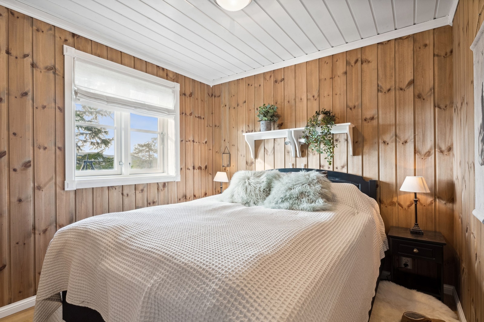 Hytta har fire soverom, to i hver etasje Galleribilde