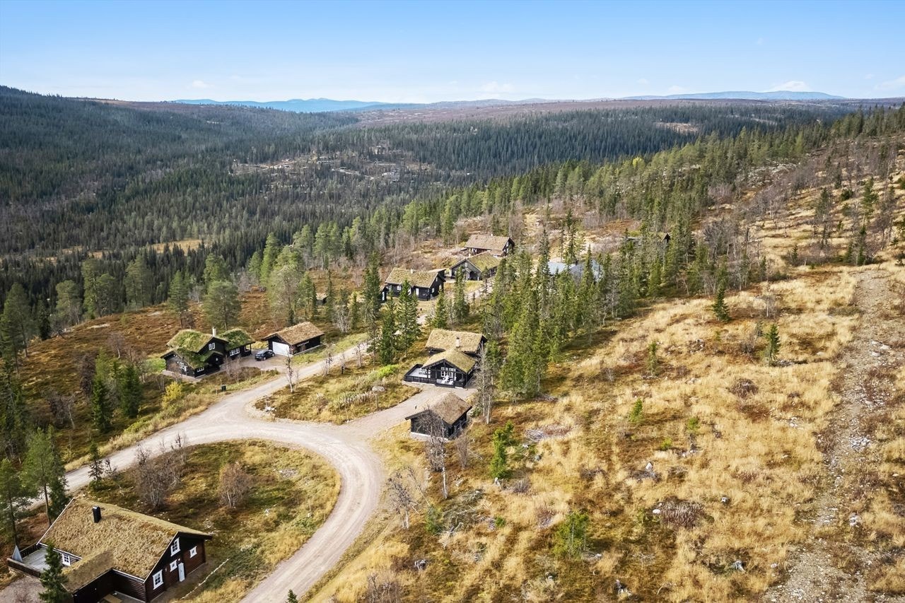 Gode muligheter for et aktivt friluftsliv med fotturer, jakt og fiske, i et flott turområde sommer som vinter. Galleribilde