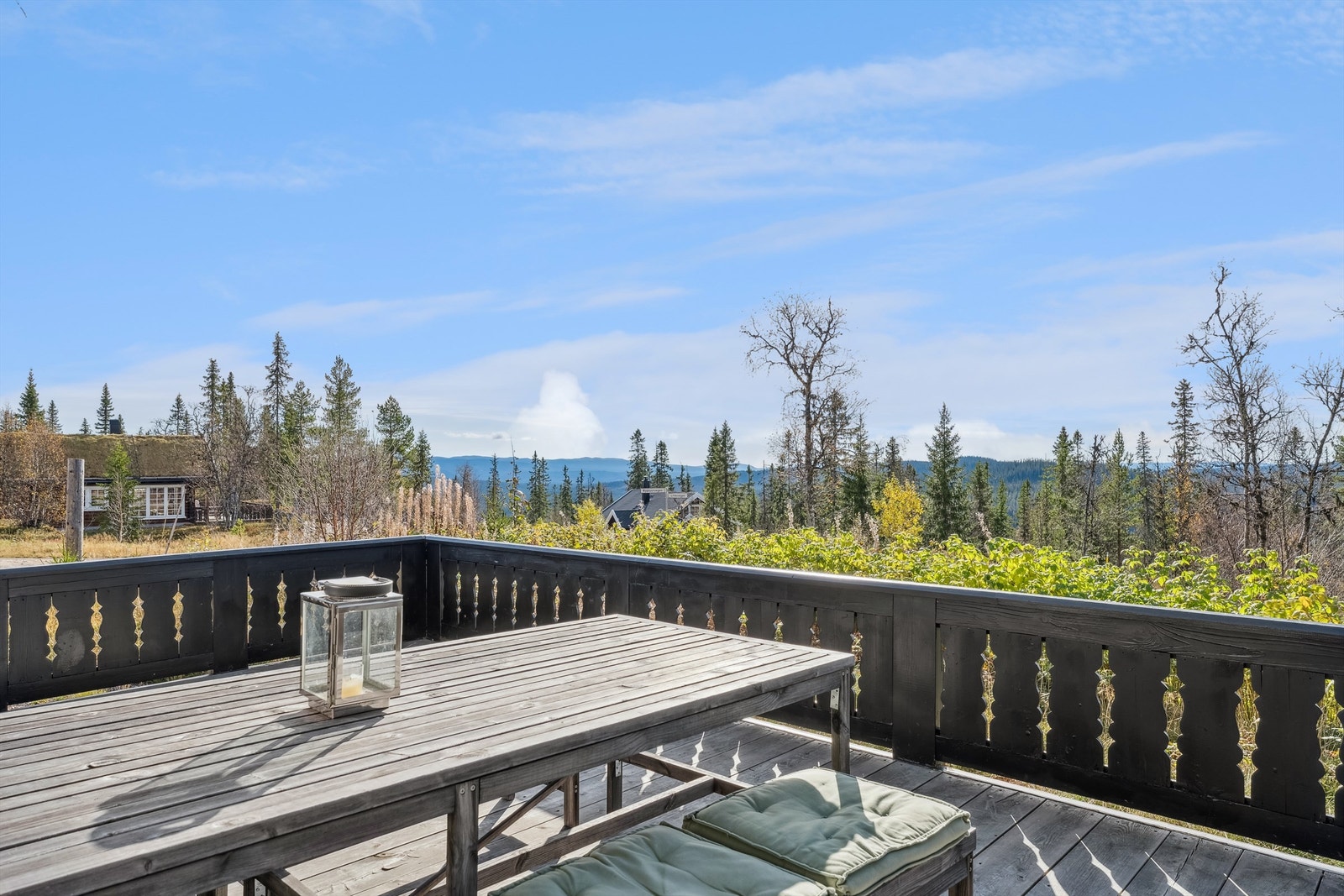 Vid utsikt til skogkledde berg og fjell Galleribilde