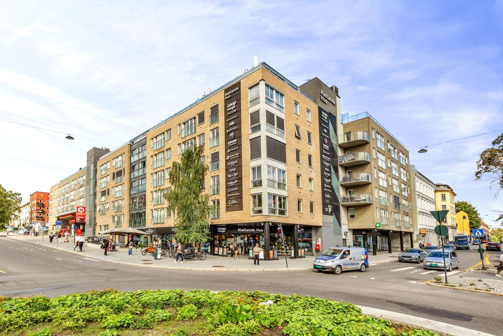 Kjøpesenteret Kiellands Hus på Alexander Kiellands plass har et godt utvalg butikker, inkludert Coop Mega, Vinmonopolet, Baker Regal, Kiellands blomster, Ark, Fargerike, Nille og Apotek1 Galleribilde