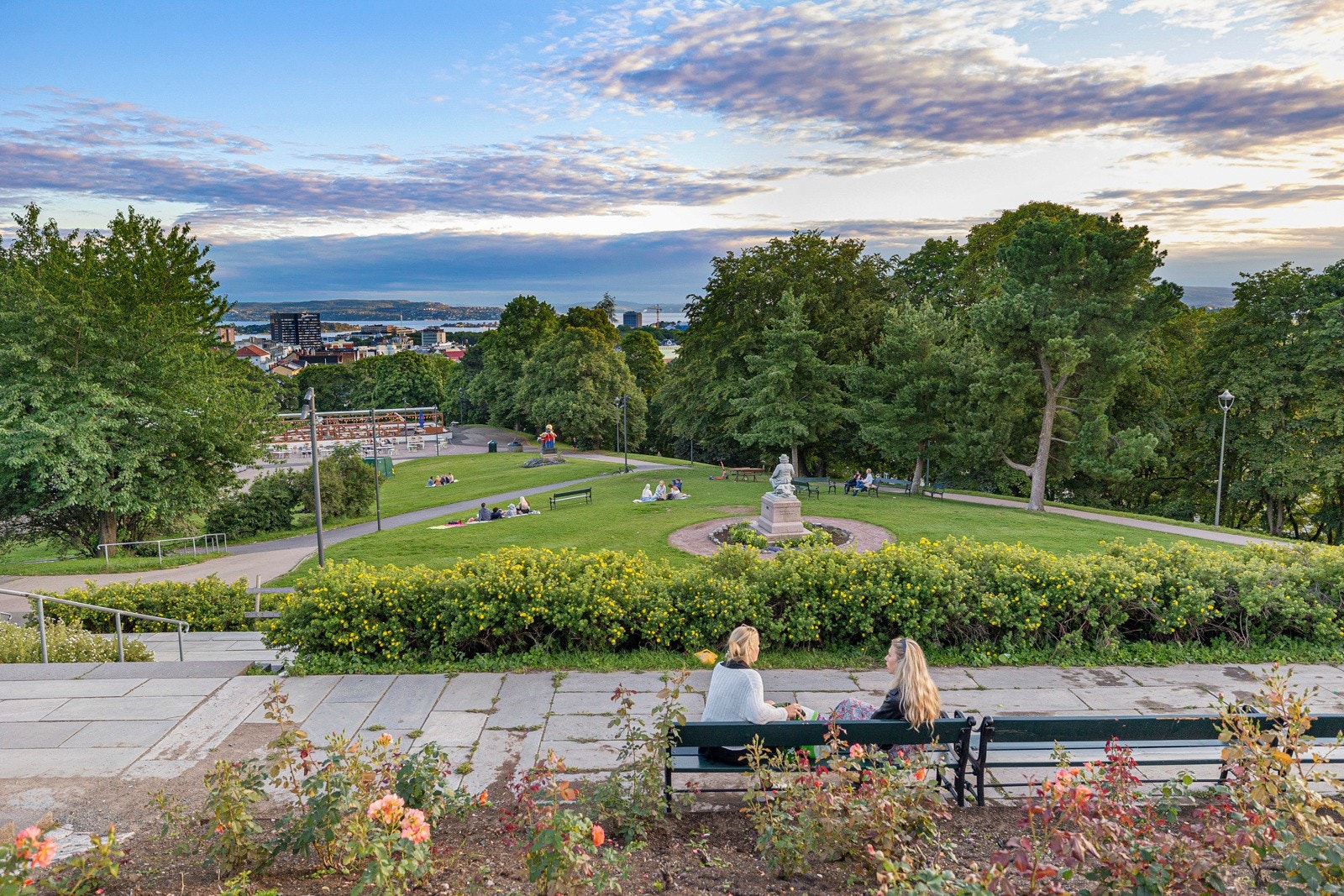 Idylliske St. Hanshaugen park like i nærheten. Parken innehar store grøntområder, fjordutsikt, Oslos eldste uteservering, treningspark, hyggelige gangstier mm. Galleribilde