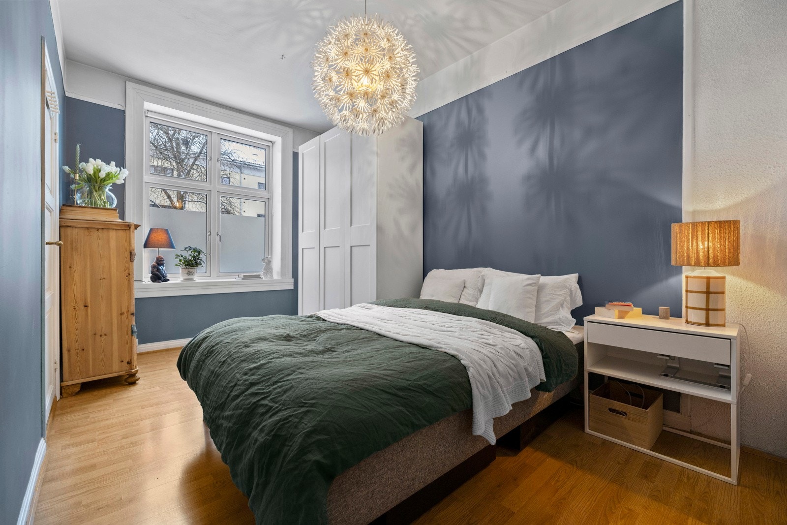 Romslig soverom med god plass til dobbeltseng og oppbevaring av klær i stort garderobeskap Galleribilde