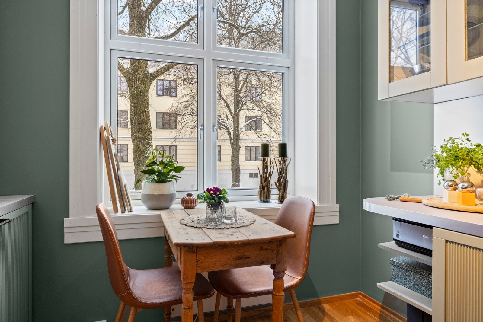 Hyggelig spiseplass. Fra kjøkkenet har man flott utsyn mot eiketre alléen i Colletts gate. Galleribilde
