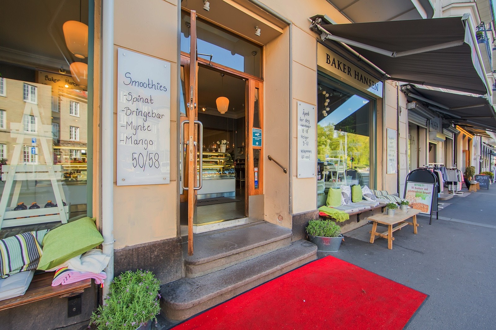 Området byr også på mangfoldige restauranter, barer og caféer Galleribilde