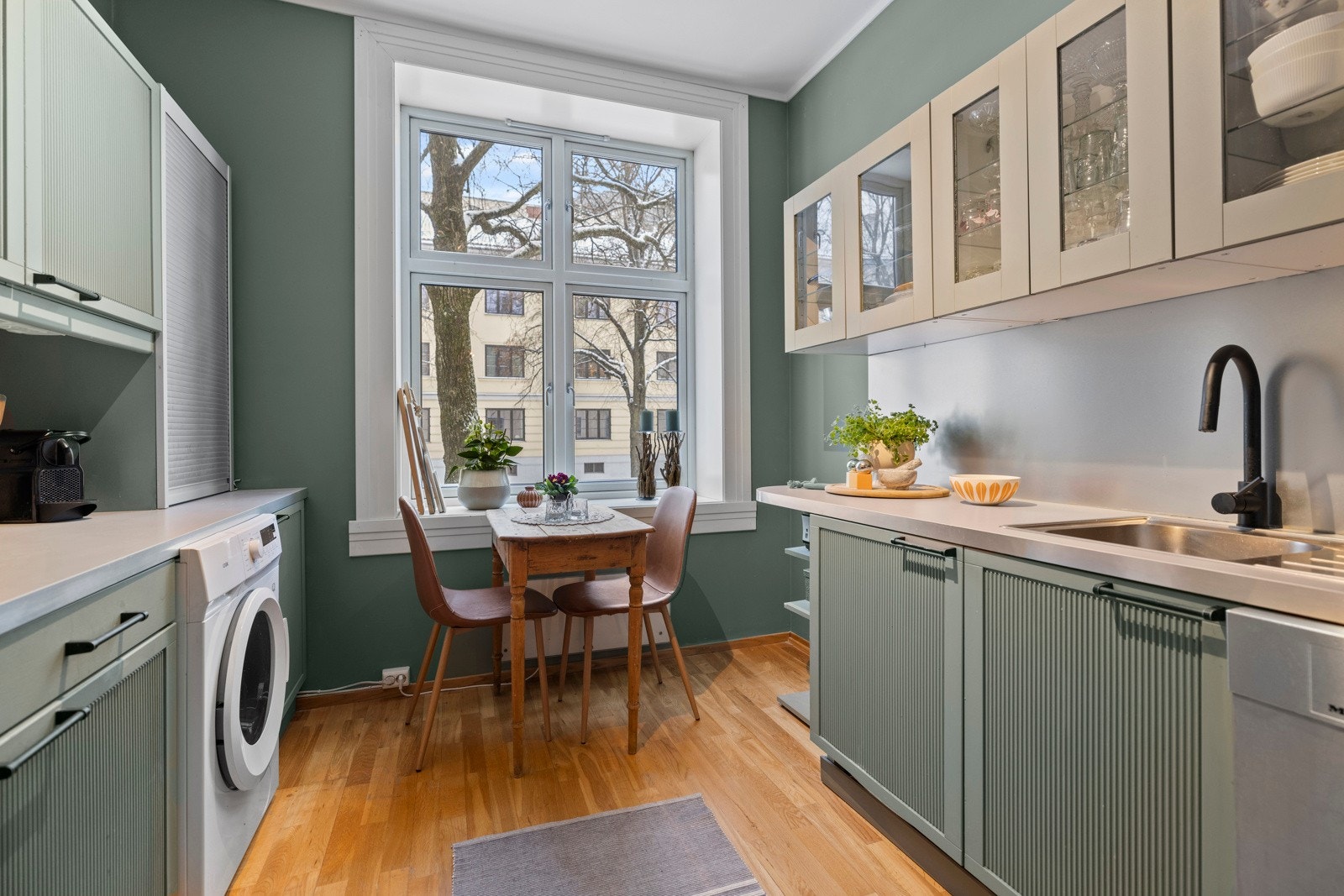 Integrerte hvitevarer som stekeovn fra Gram og platetopp fra Indesit samt avtrekk i overskap. Opplegg for oppvaskmaskin, vaskemaskin og kjøl/frys. Galleribilde