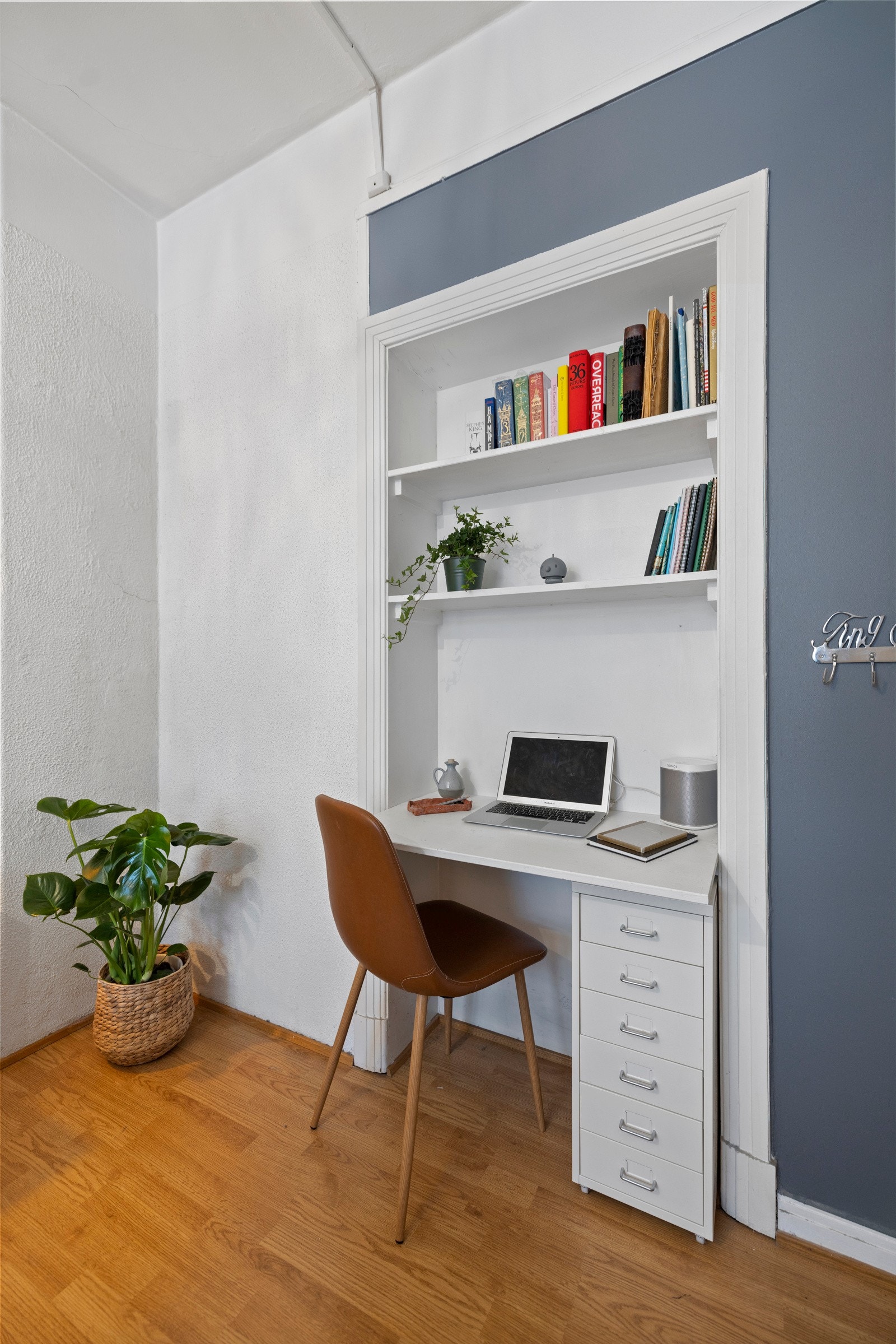 Praktisk bokhylle/skrivebordsløsning på soverom i innfelt åpning Galleribilde