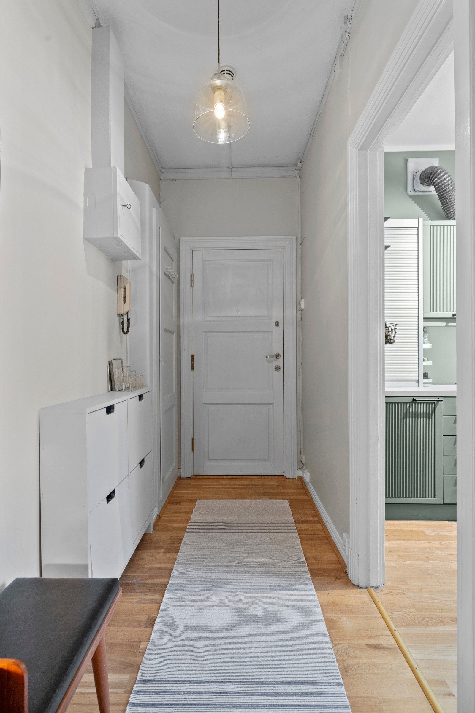 Innbydende inngangsparti med god plass til oppbevaring av yttertøy og sko i innebygget skap. Det er også montert et skoskap som medfølger salget. Galleribilde