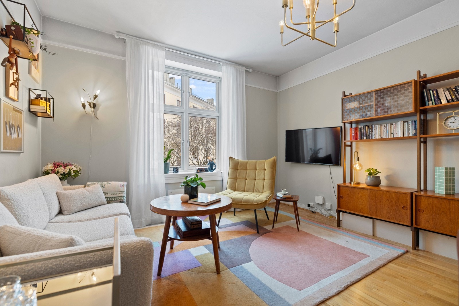 Leiligheten har en generøs takhøyde på hele 2,8 meter og store vindusflater som gir svært gode lysforhold Galleribilde