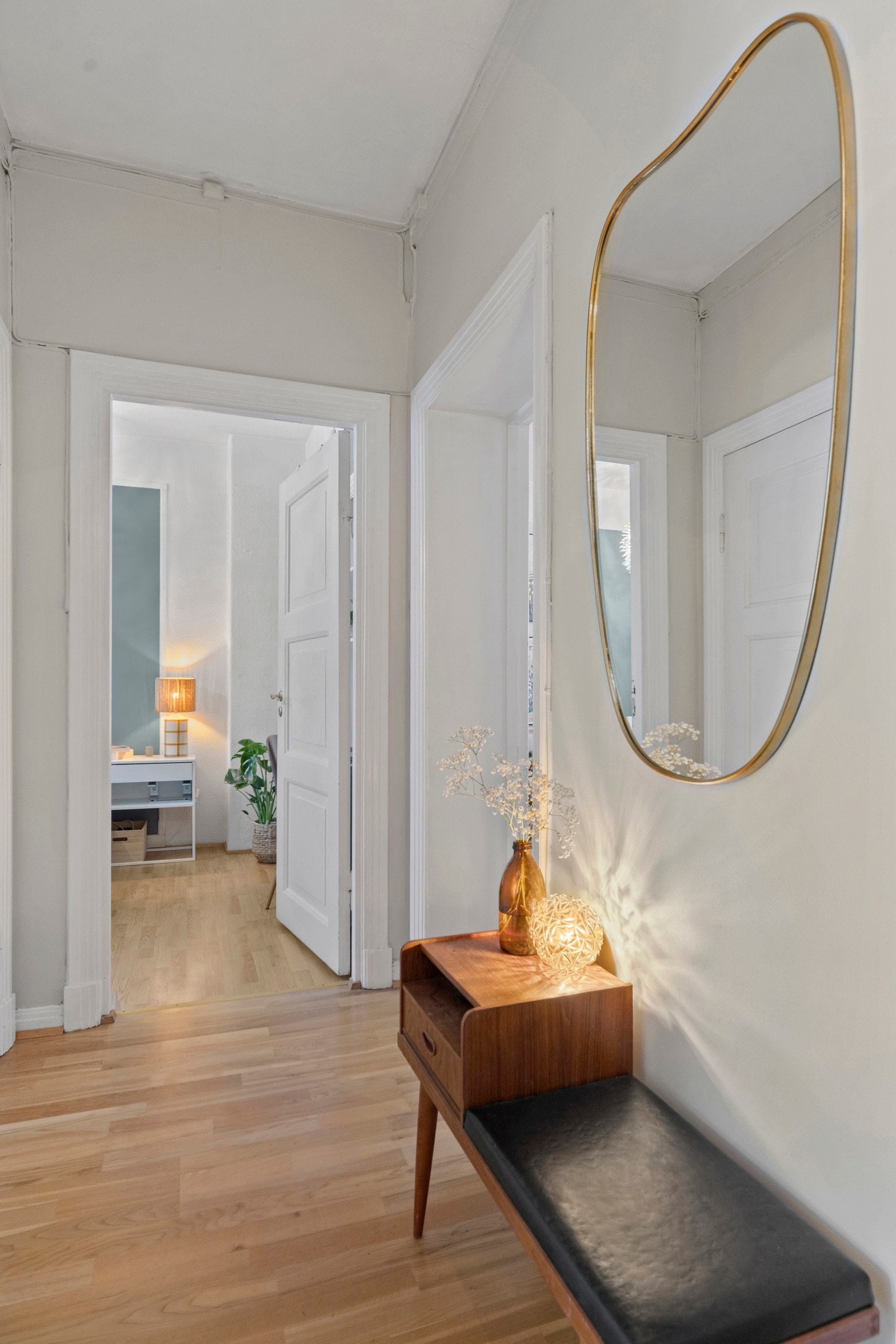 Gangen er malt i tidsriktige farger. Gjennomgående parkettgulv. Galleribilde