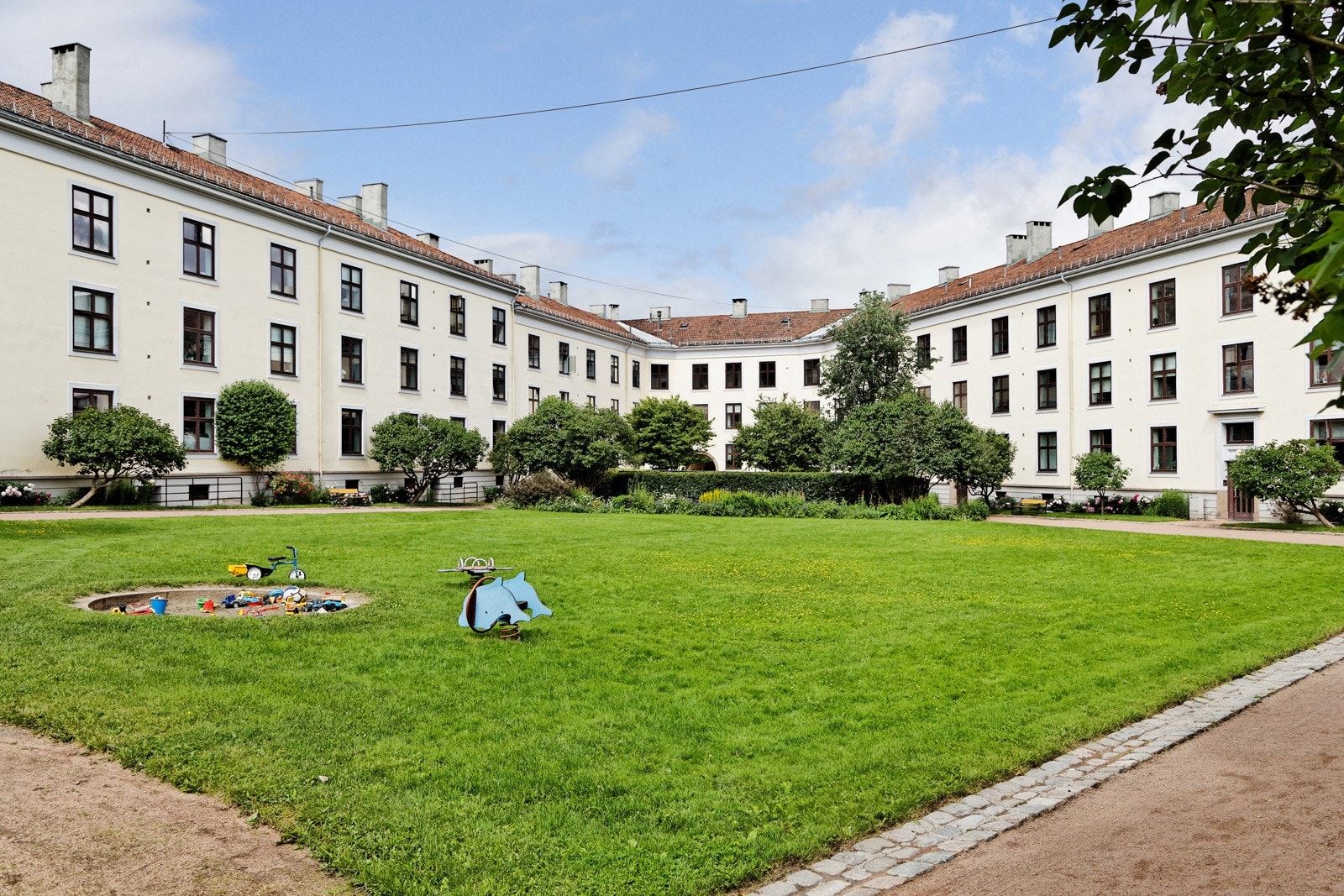 Prisbelønnet og ettertraktet bakgård tegnet av Snøhetta - Flere hyggelige initiativ gjennom året som blant annet juletretenning om vinteren, og korps i bakgården på 17. mai Galleribilde