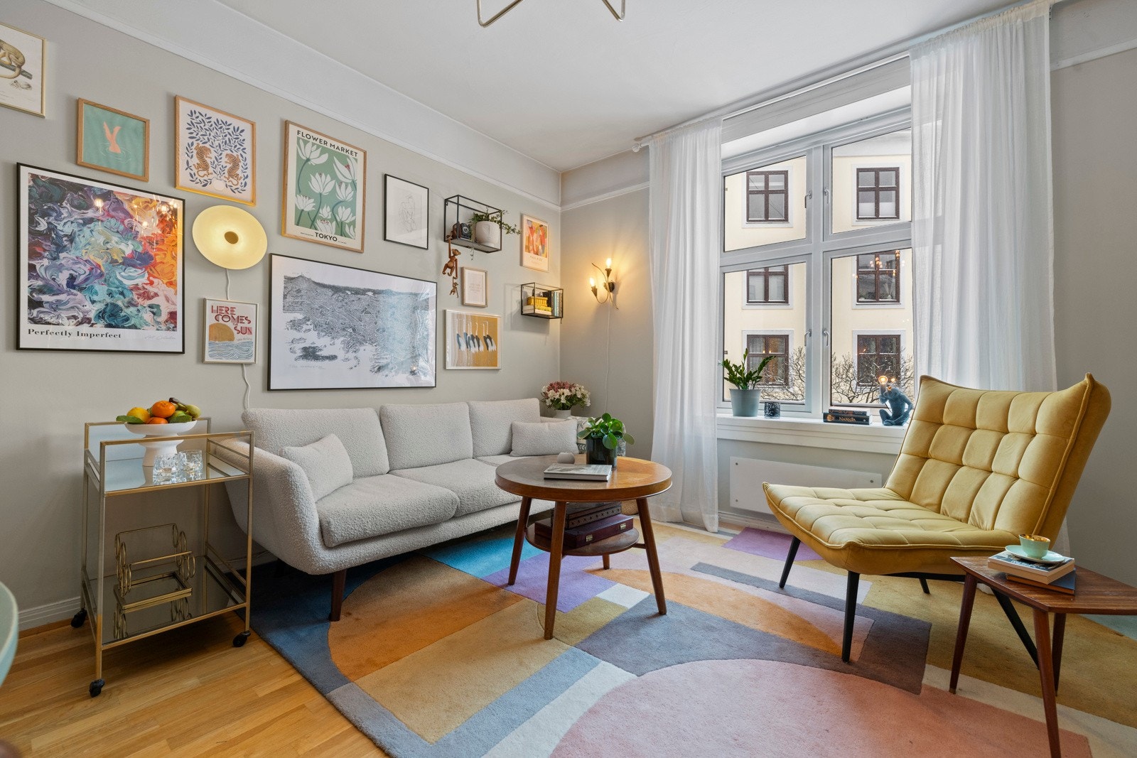 God plass for sofagruppe og spisestue. Vinduer fra 2006 Galleribilde