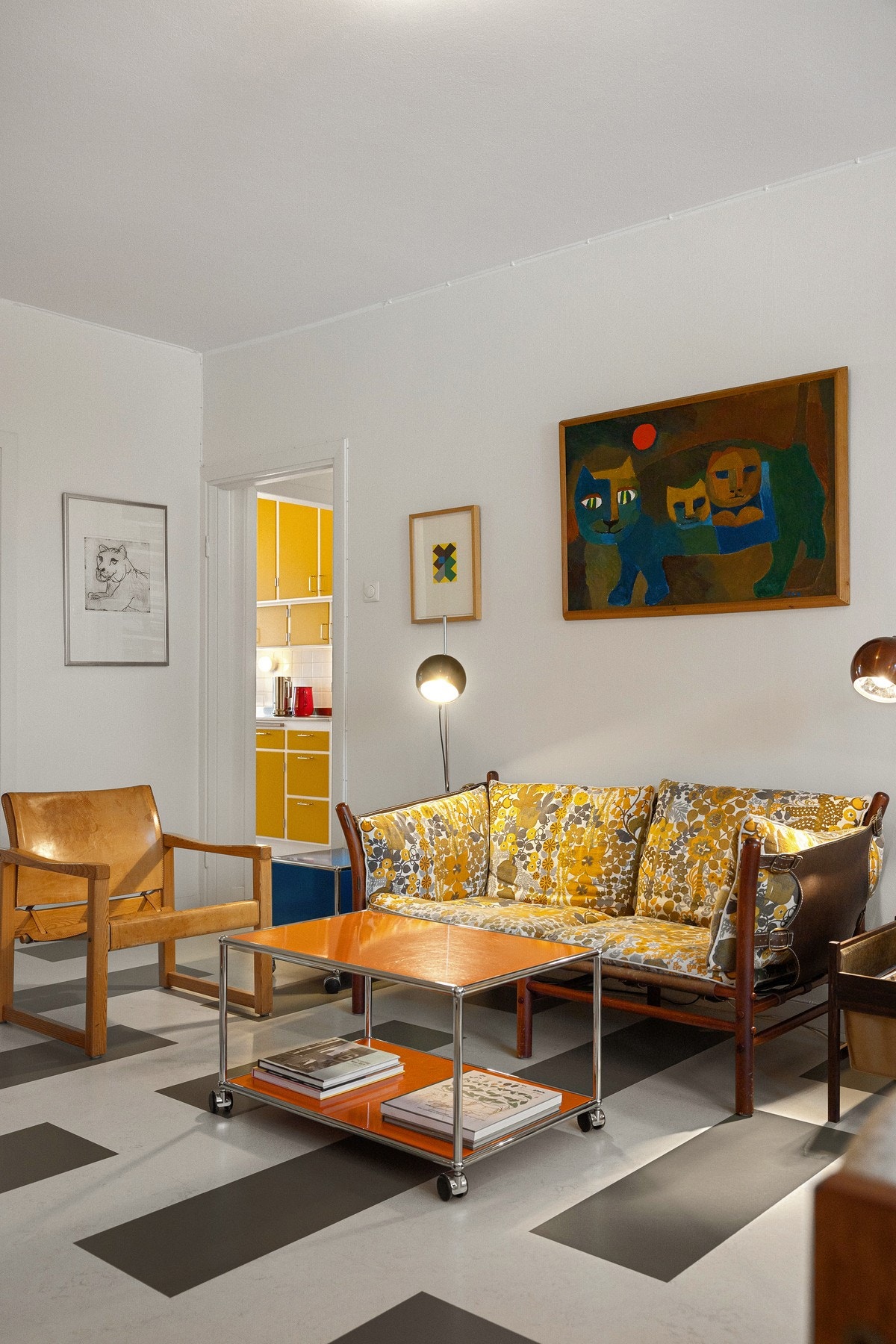 Stuen har god plass til både spisestue og sofakrok. Galleribilde