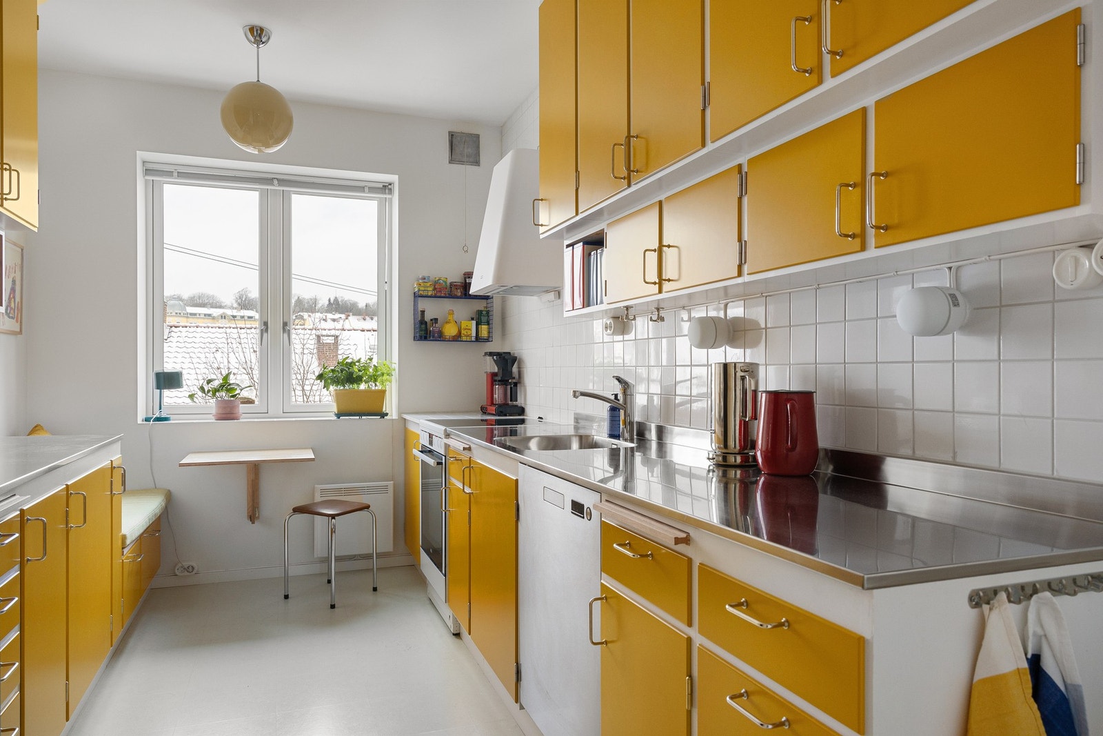 Separat, håndlaget og vakkert kjøkken, fra svenske Funkiskök i heltre furu. Galleribilde