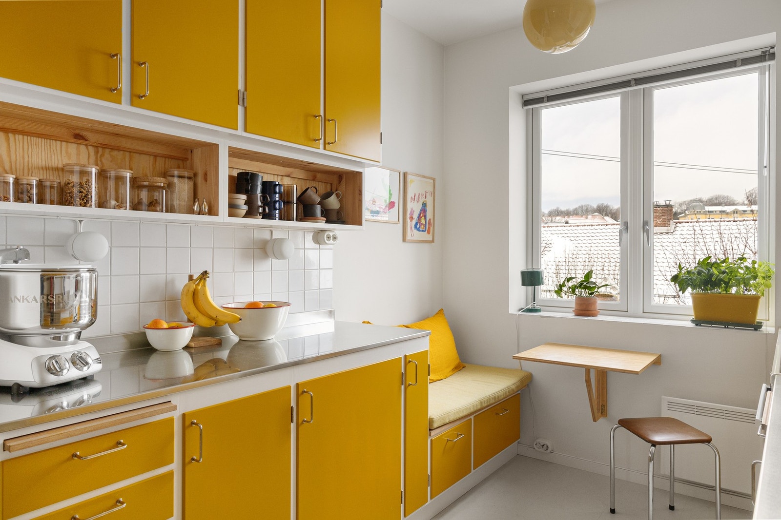 Kjøkkenbenker fra svenske Decosteel og spesialsnekret klaffebord i kryssfiner. Galleribilde