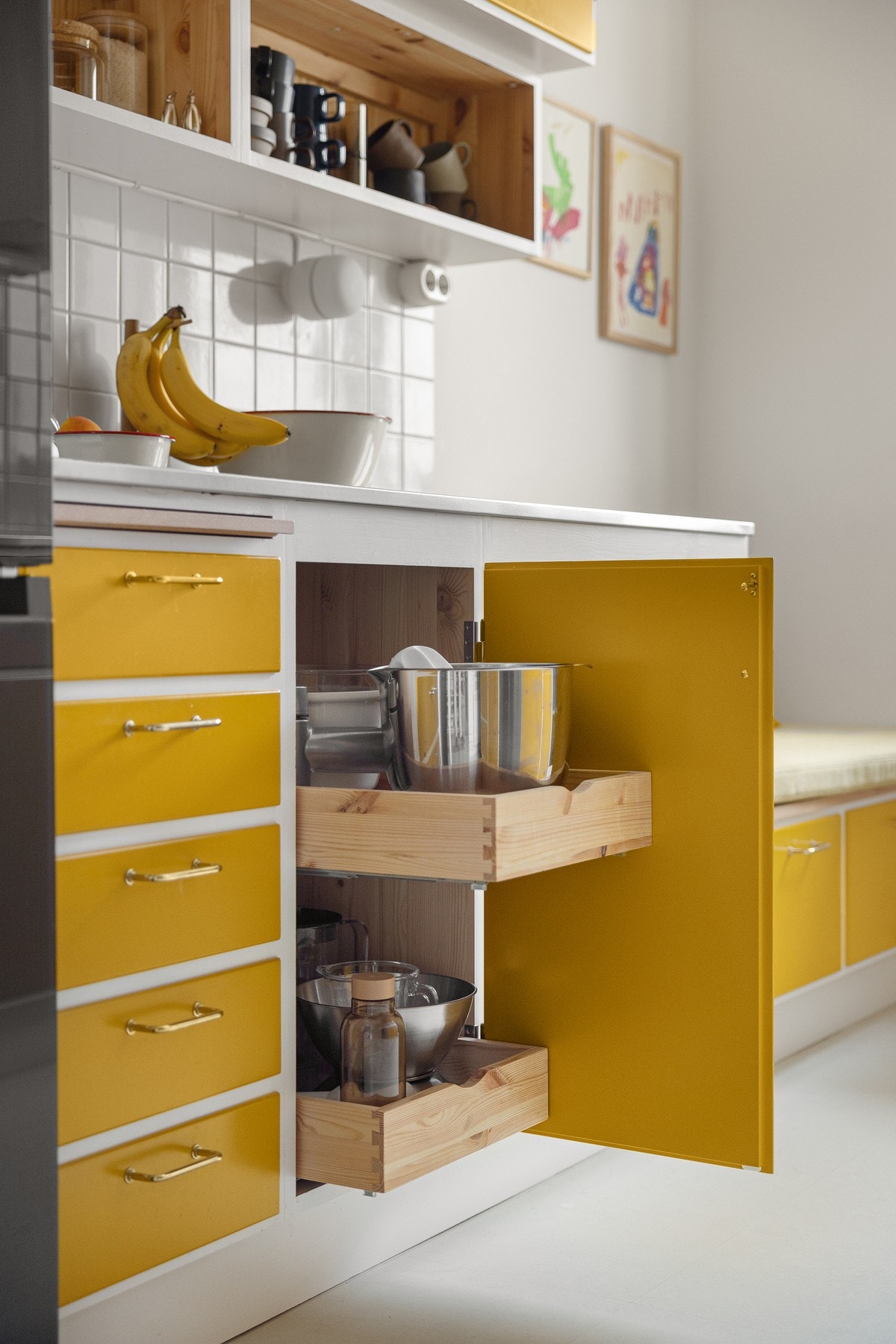 Praktisk og moderne kjøkkeninnredning med god skap- og benkeplass. Dette er klassisk håndverk med ferdigbygde skap. Galleribilde