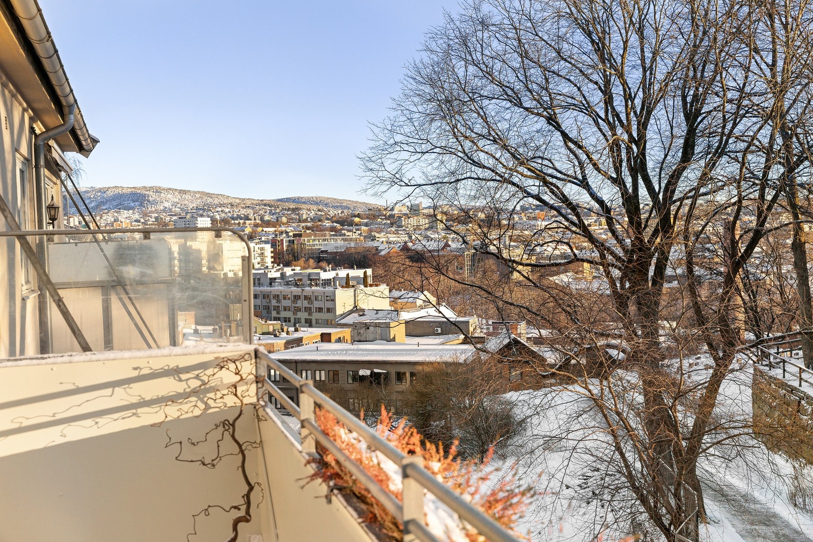 Fra den syd-østvendte balkongen får du både gode sol- og utsiktsforhold. Galleribilde