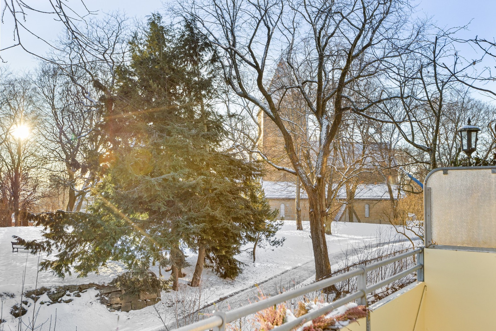 God plass til utemøbler, nytt verandagulv i thermofuru lagt i 2022. Det er installert markise. Her er det et rikt fugleliv, og utsikt til Gamle Aker kirke, Oslos eldste bygning. Galleribilde