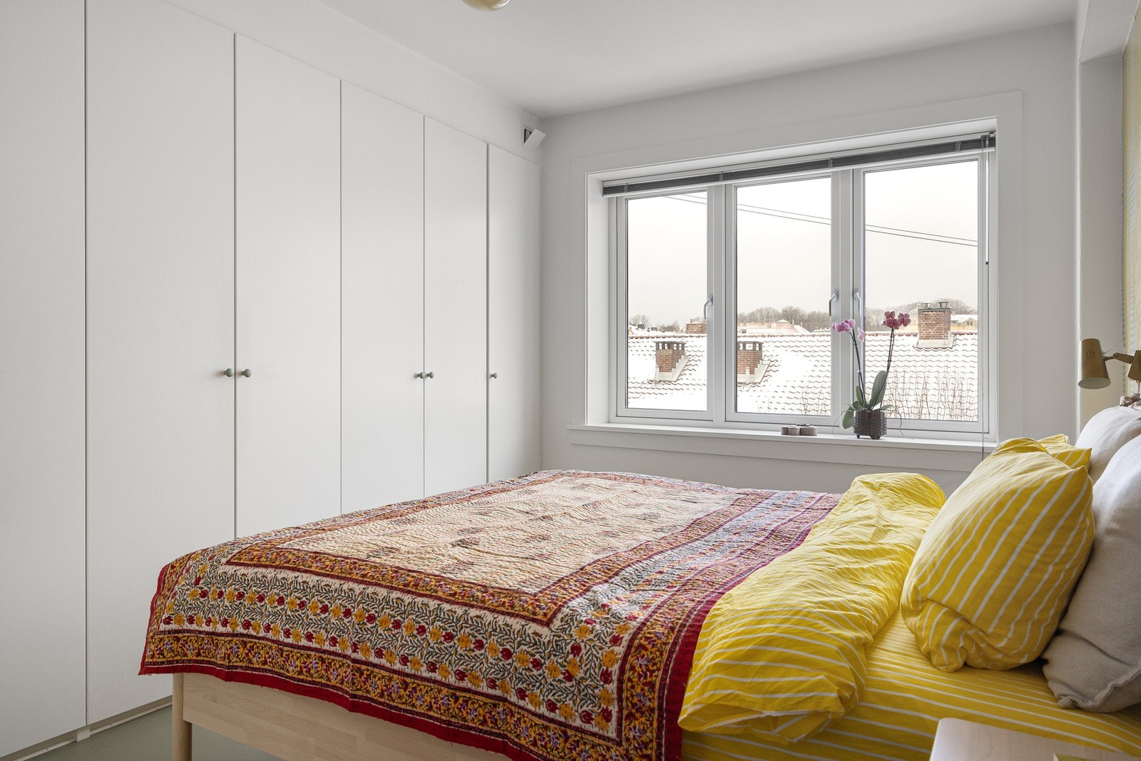 Godt med lagringsplass i integrerte garderobeskap. Galleribilde