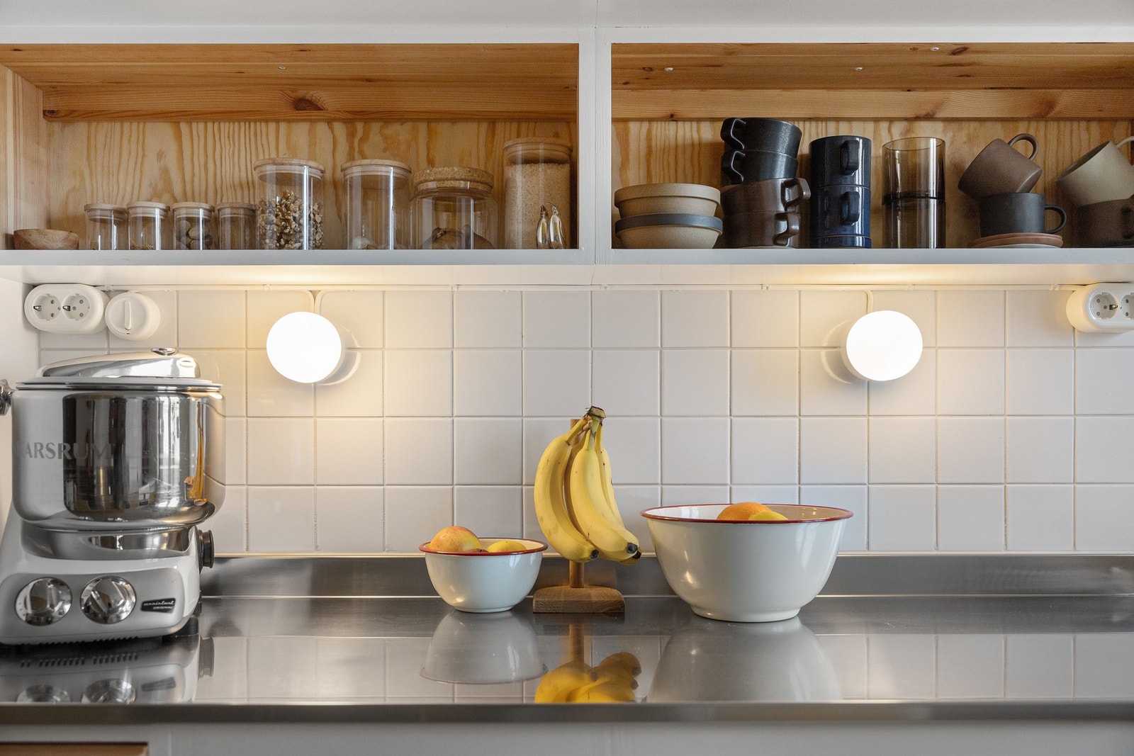 Kjøkkenbenker med over fire meter arbeidsplass. Galleribilde