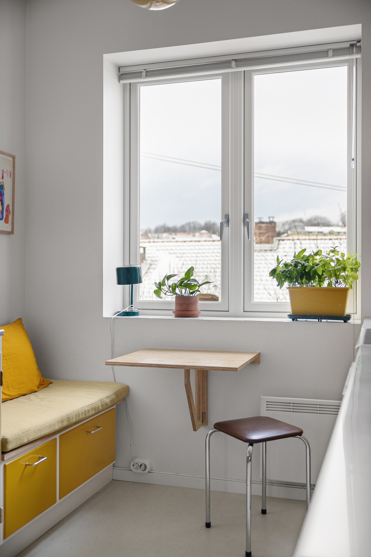 Vinduer fra 2017 på kjøkken og bad, resterende rom har vinduer og balkongdør fra 2022. Galleribilde