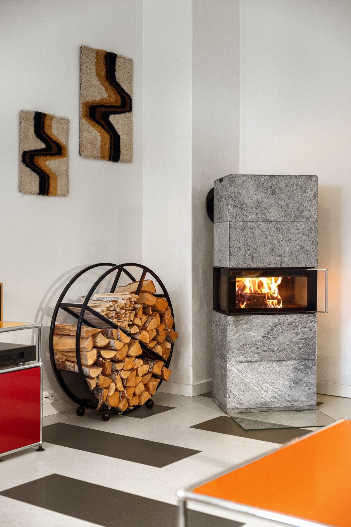 Eksklusiv, Domino klebersteinsovn fra Norsk Kleber, designet av Ole Petter Wullum i stuen. Pipeløpet ble rehabilitert i regi av borettslaget i 2019. Galleribilde