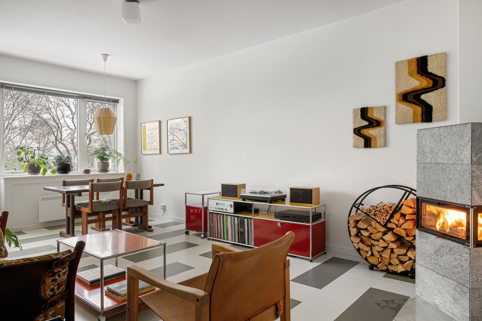 Leiligheten ligger i 5.etasje, og oppleves luftig og romslig med gjennomgående lys fra store vindusflater. Galleribilde