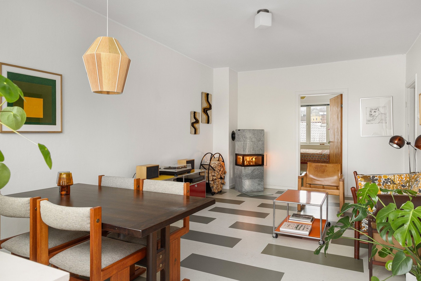 En lys og gjennomgående 3-roms med et herlig særpreg. Galleribilde