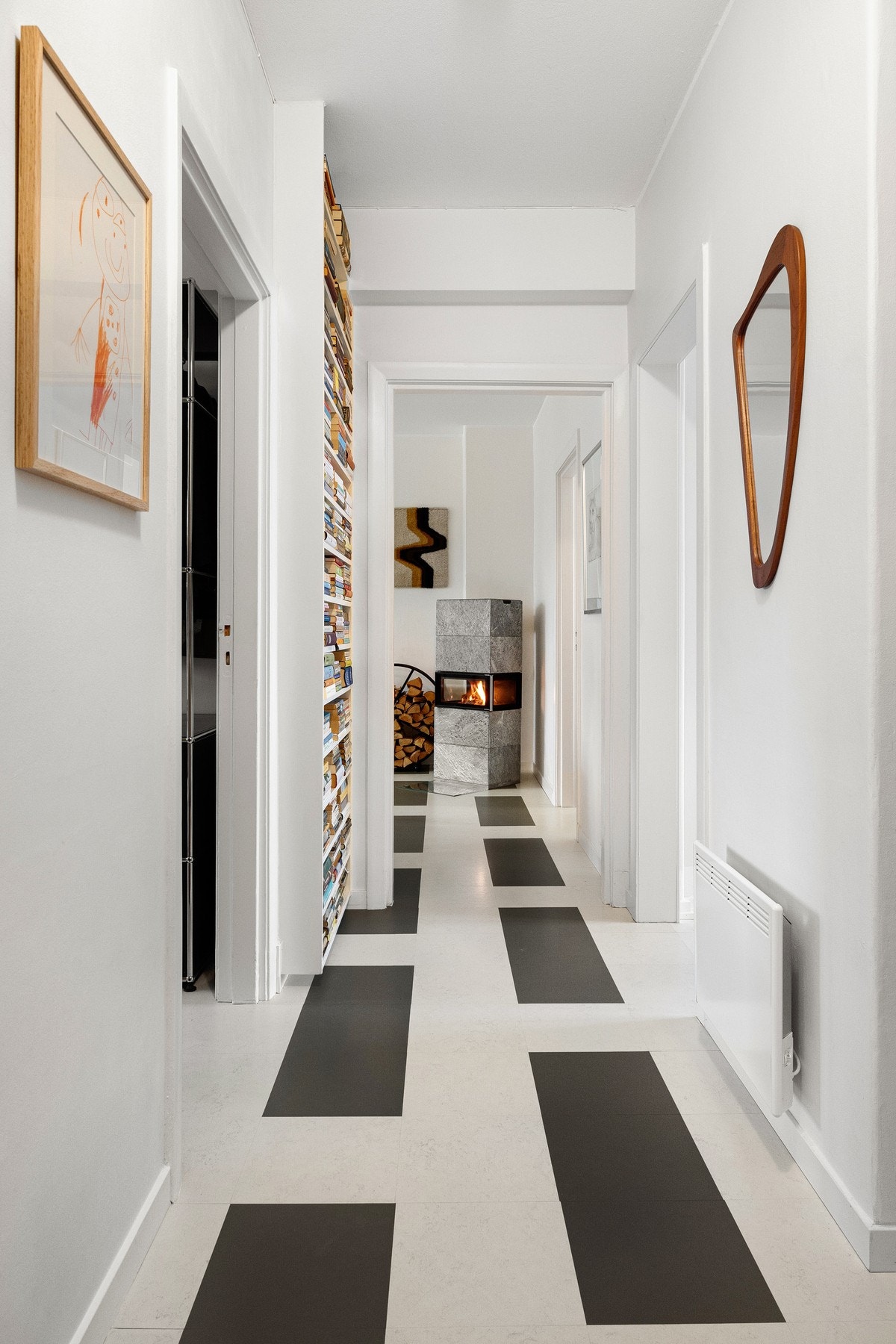 Lys og innbydende entré. Gulvet er belagt med lyddempende og varmeisolerende linoleumsgulv fra Forbo. Galleribilde