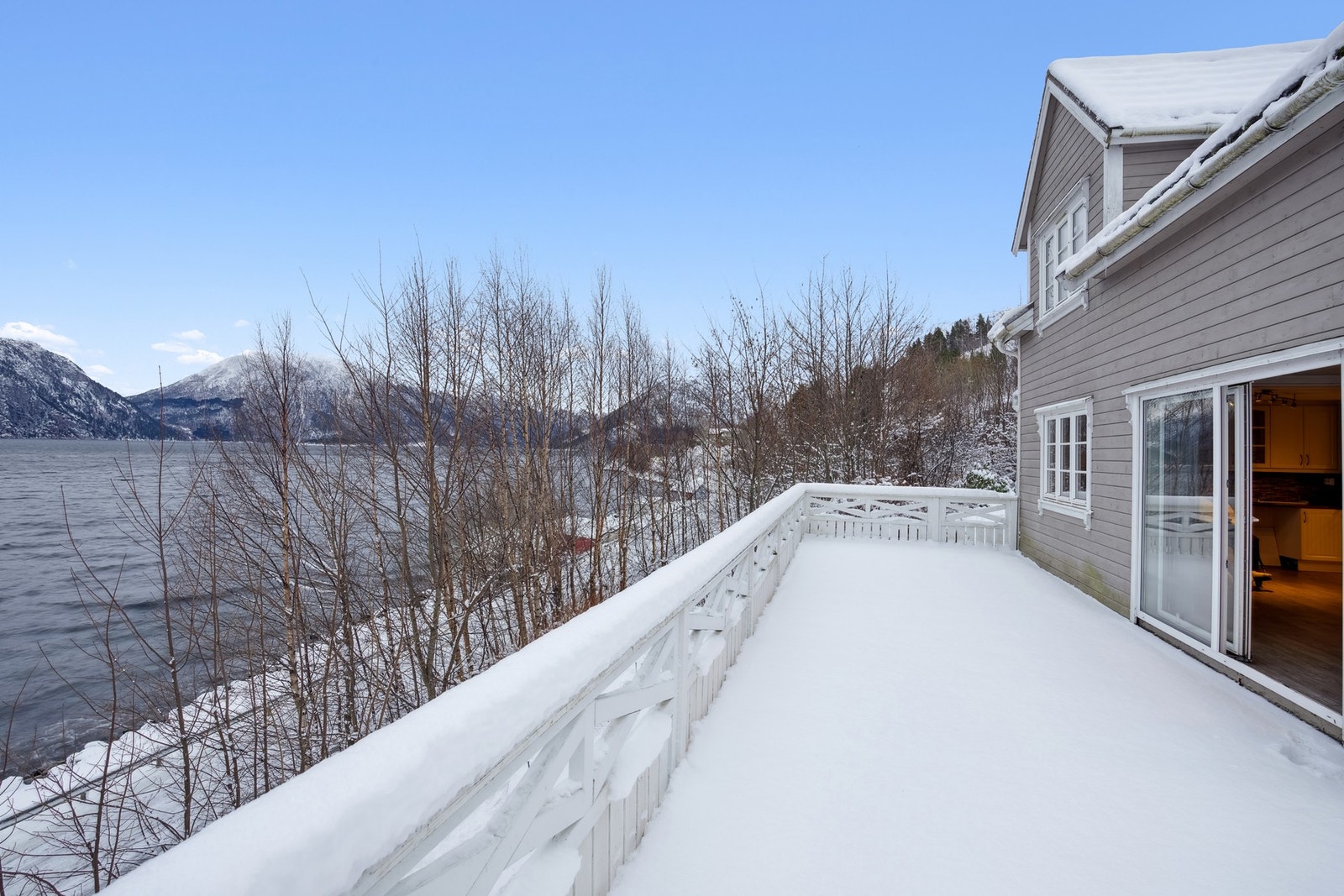 Balkongen er av god størrelse med plass til alt av ønsket utemøblement. Galleribilde