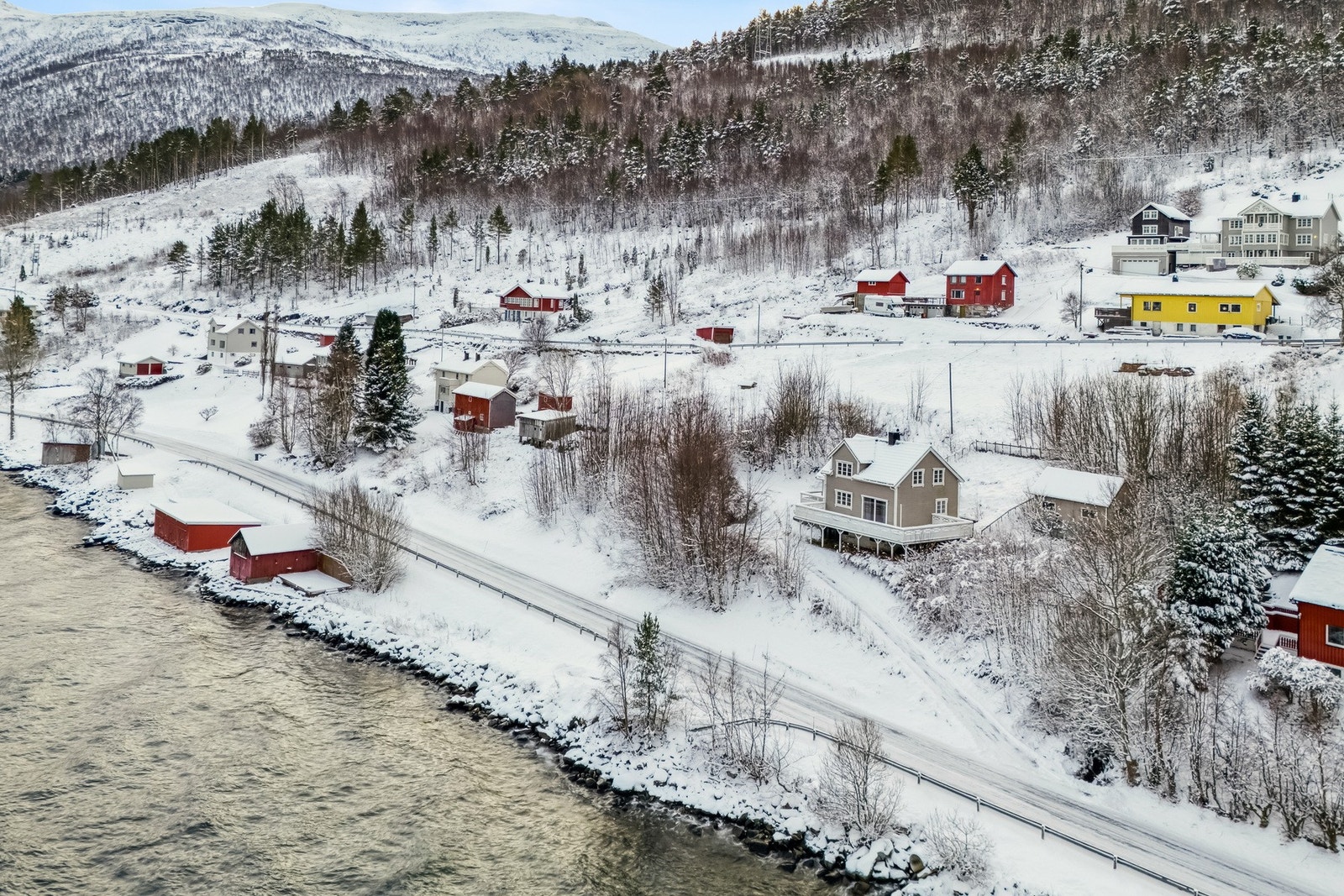 Eiendommen ligger fint til med stor tilhørende eiendom og strandlinje/naust. Galleribilde