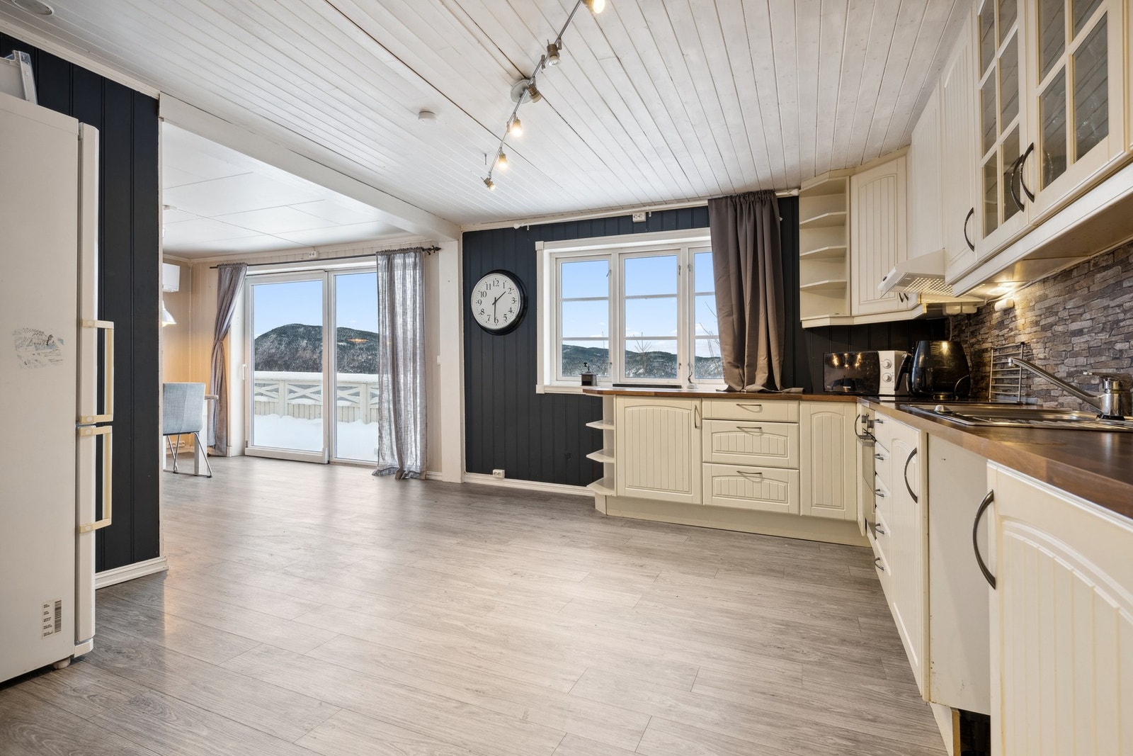 Rikelig med benke- og skapplass. Galleribilde