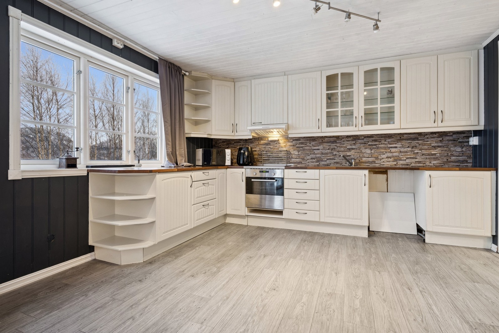 Ventilator plassert i overskap. Galleribilde