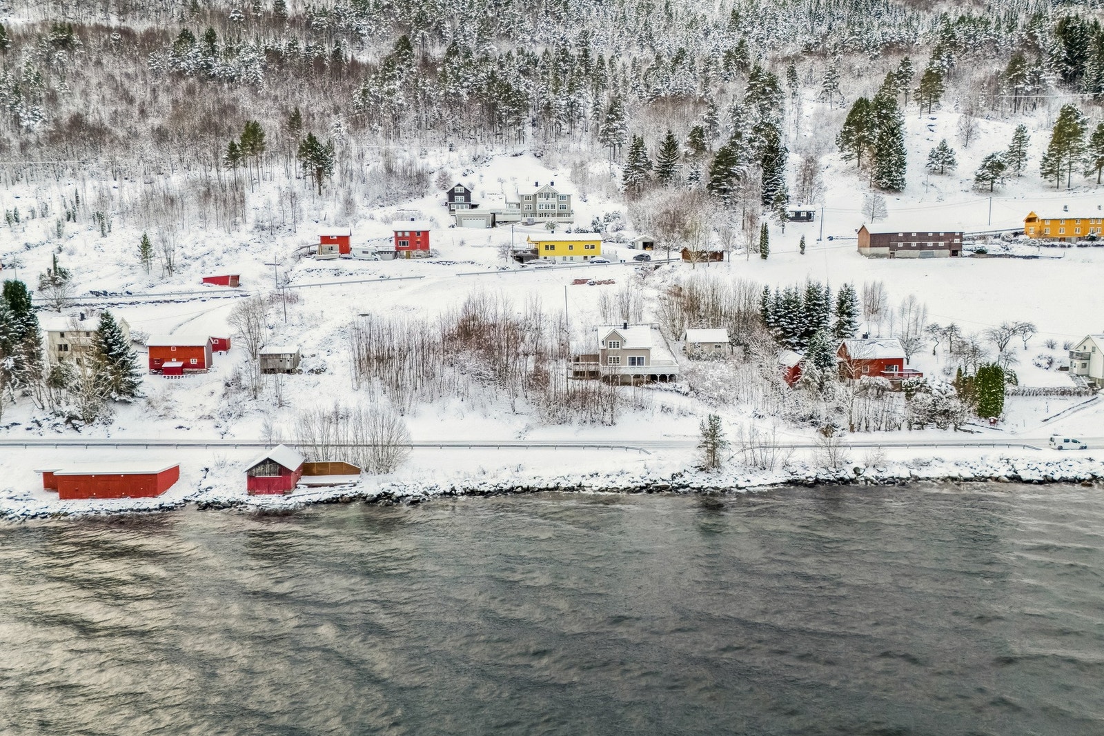 Det er kort veg med bil til Eidsvåg sentrum med dagligvare, barnehage, skoler og idrettsanlegg. Galleribilde