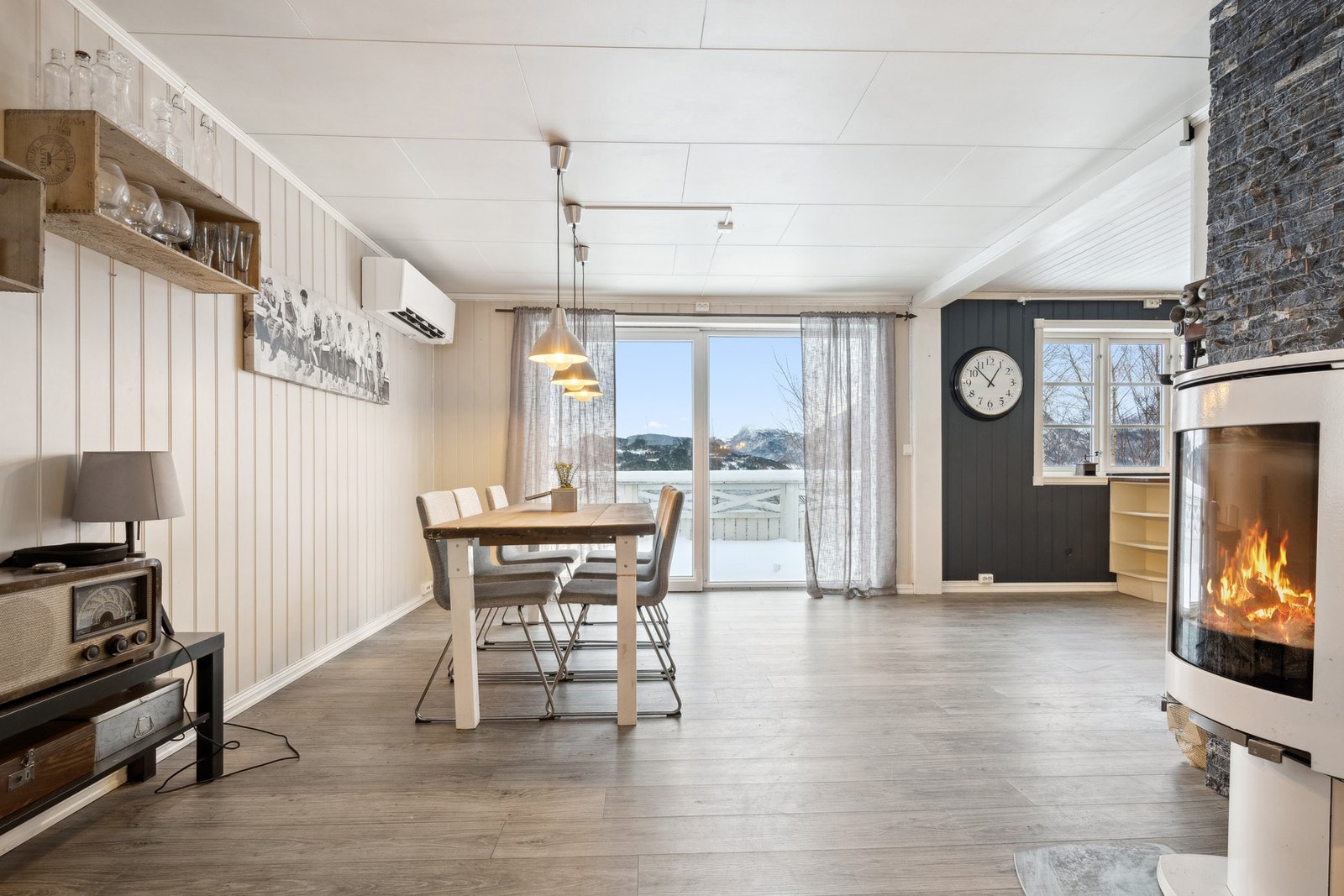 Spisestuen finner sin naturlige plassering i skille mellom stue og kjøkken. Galleribilde